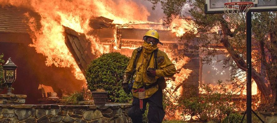 El balance de fallecidos en California subió a 35 el sábado, mientras los bomberos...