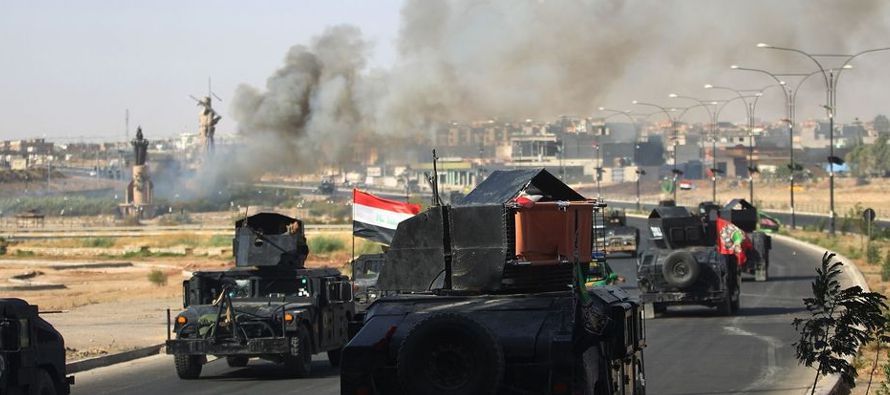 El martes, miembros de las fuerzas iraquíes retiraron las banderas kurdas, colocadas en los...