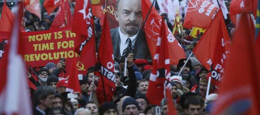 Entre banderas de la ex URSS y retratos de Lenin y Stalin, miles de comunistas se manifestaron hoy...