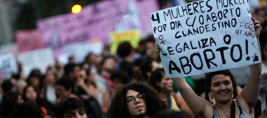 Miles de mujeres protestaron hoy en diferentes ciudades de Brasil contra un proyecto de ley que, en...
