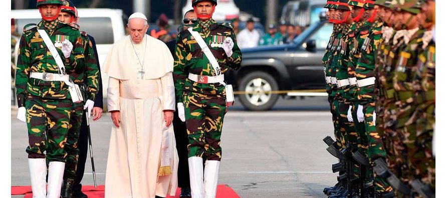 En su recorrido hacia el palacio presidencial, Jorge Bergoglio también visitó el...