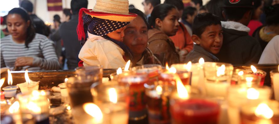 Más de 35,000 feligreses peregrinaron hoy de distintos puntos de El Salvador para venerar y...