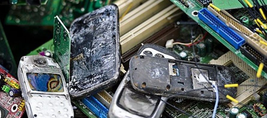 El 90 % de estos desechos electrónicos no tienen un final de vida adecuado, lo que...
