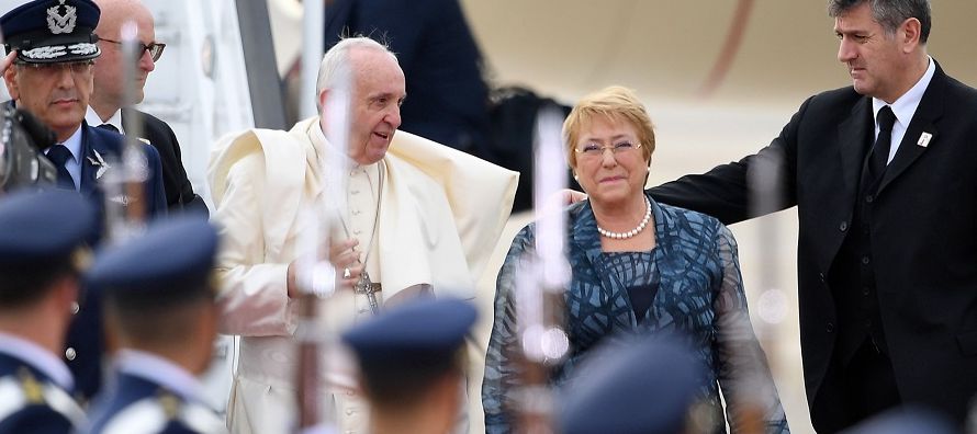 Francisco regaló a Bachelet la moneda conmemorativa del viaje que representa a Santa Teresa...