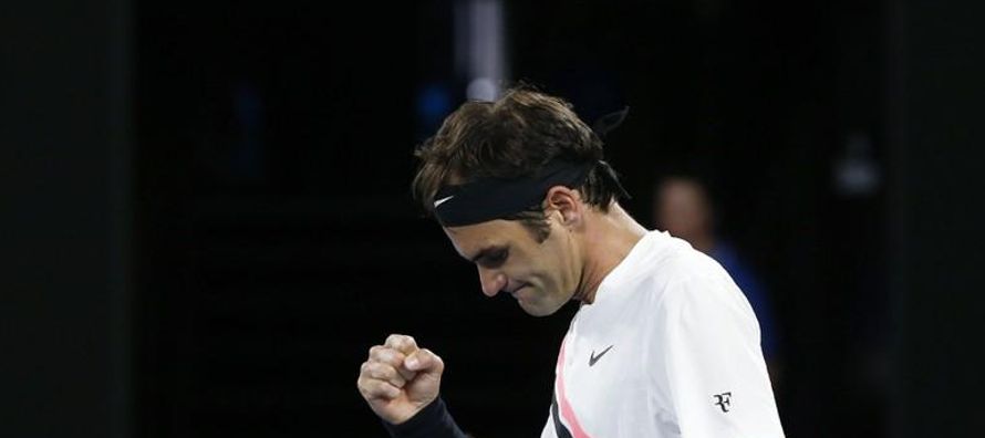 El campeón defensor del Abierto de Australia, Roger Federer, comenzó el martes con...