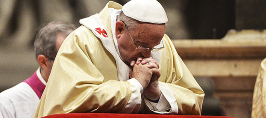 El papa Francisco lamentó hoy lo que calificó de "violencia inhumana"...
