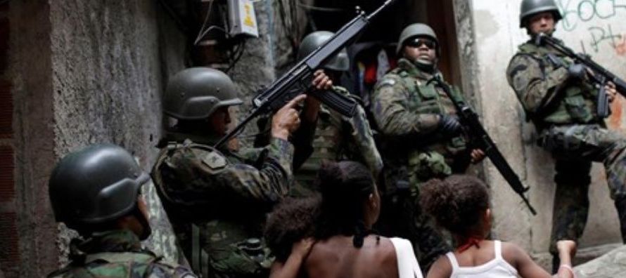 Un operativo del Ejército que llegó este martes a las favelas de Vila Aliança...