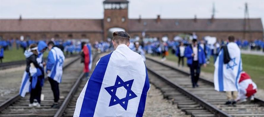 El propio presidente polaco, Andrzej Duda, tras refrendar la ley del Holocausto, decidió...