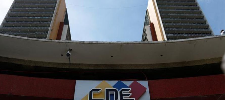 La presidenta del CNE, Tibisay Lucena, dijo que como consecuencia del cambio en las elecciones, que...