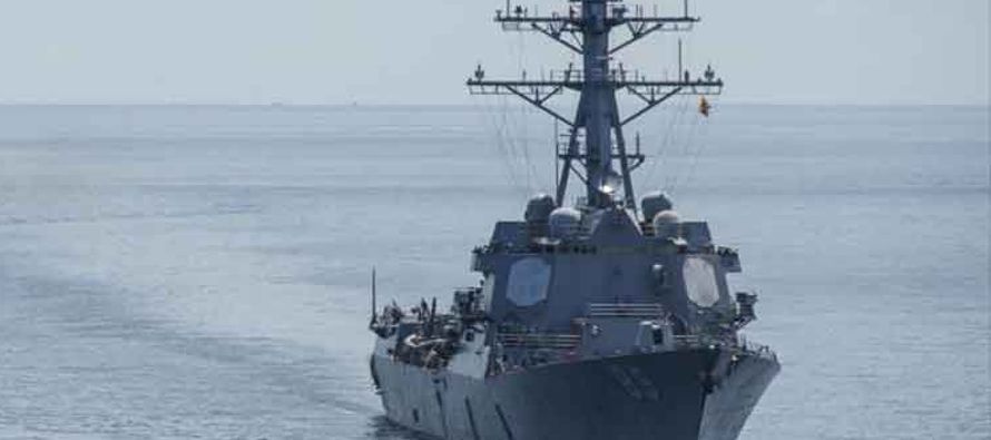 El Ministerio de Defensa dijo que la entrada este viernes del USS Mustin -un destructor de misiles...