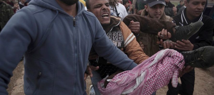 El ejército israelí dijo que grandes multitudes participaron en los enfrentamientos y...