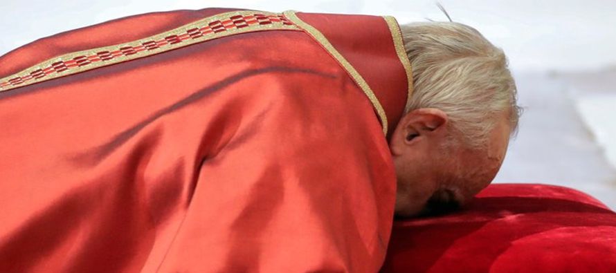 El papa Francisco presidió los oficios solemnes de Viernes Santo en medio de la seguridad...