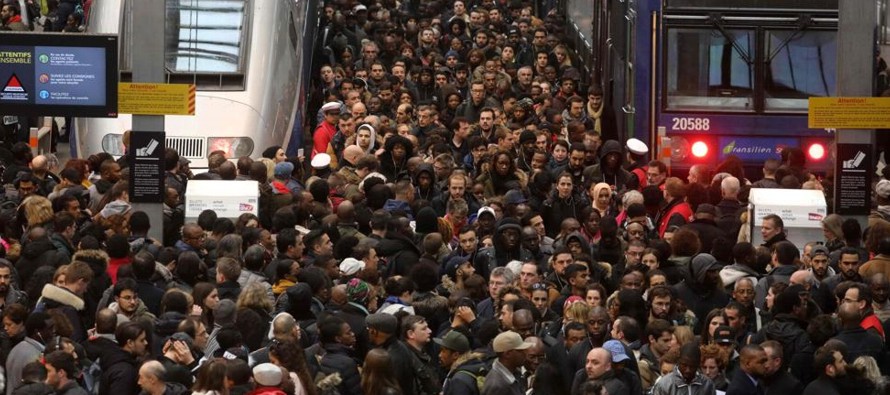 Casi un 40 por ciento de los trabajadores ferroviarios de Francia participan hoy en la huelga...