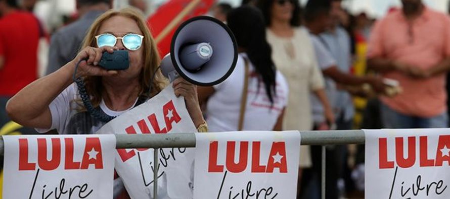 En tres escenarios, y frente a diversos candidatos, Lula se impondría con entre 30 y 31 % de...