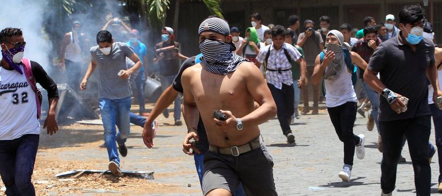 Las protestas inicialmente surgieron en Managua y León, pero rápidamente se...