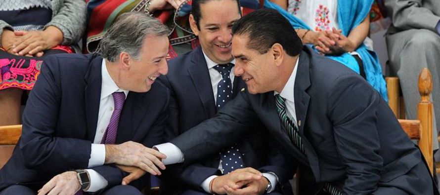 Aureoles, que ganó el Gobierno de Michoacán como candidato del PRD, decidió...