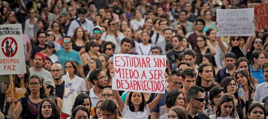 Los alumnos de universidades públicas y privadas en Jalisco han hecho suya esta tragedia al...