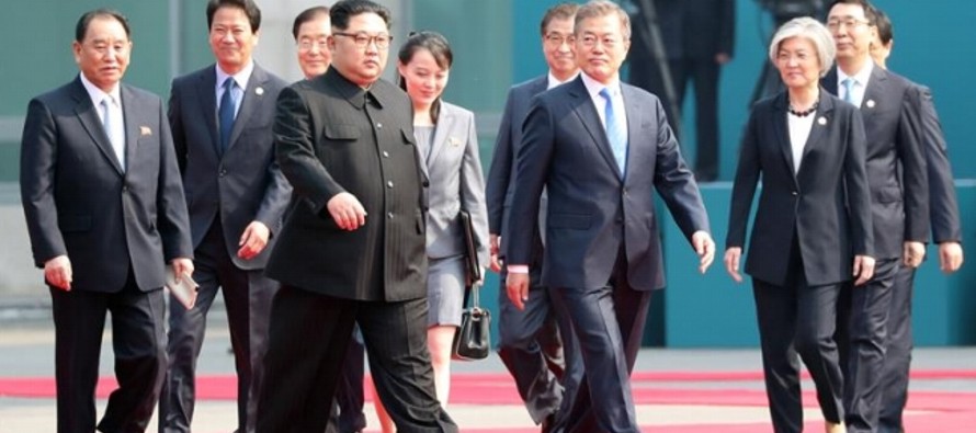 La imagen de los dos líderes caminando y charlando juntos sobre un puente tiene mucha fuerza...
