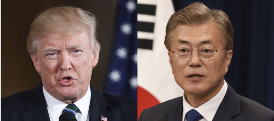 El presidente estadounidense, Donald Trump, y su homólogo surcoreano, Moon Jae-in,...