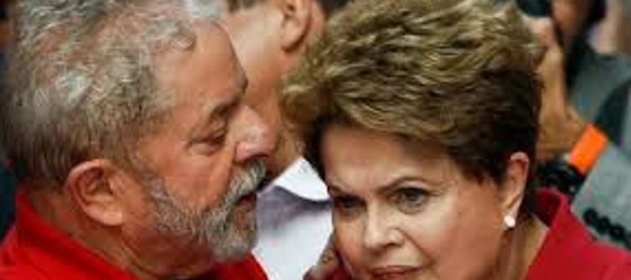 "Ellos temen porque Lula habla y críticamente", afirmó la ex mandataria,...