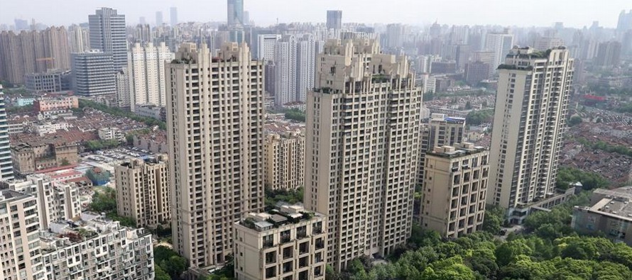 Según informa hoy el periódico oficial China Daily, el precio de la vivienda en el...