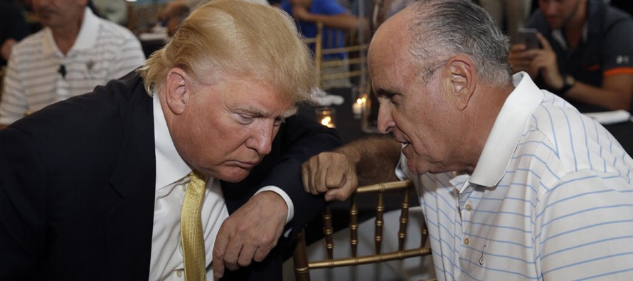 A Trump le incomoda el que las salidas de Giuliani hayan revivido el interés en la historia...