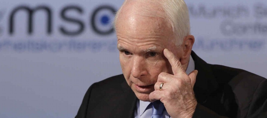 La ausencia de McCain, piloto de la Armada durante la Guerra de Vietnam que fue capturado y...
