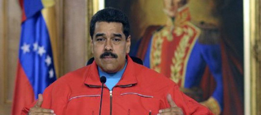El presidente de Venezuela, Nicolás Maduro, pidió a los venezolanos acudir a votar en...