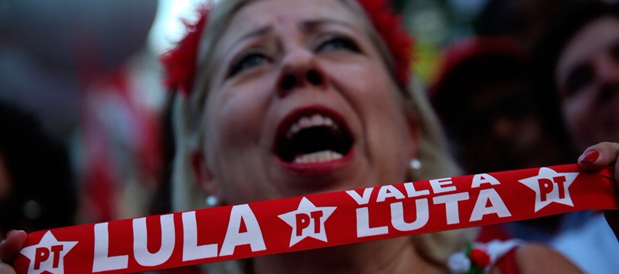 Lula tuvo un 32,4 por ciento de intención de voto contra el 16,7 por ciento de Bolsonaro,...