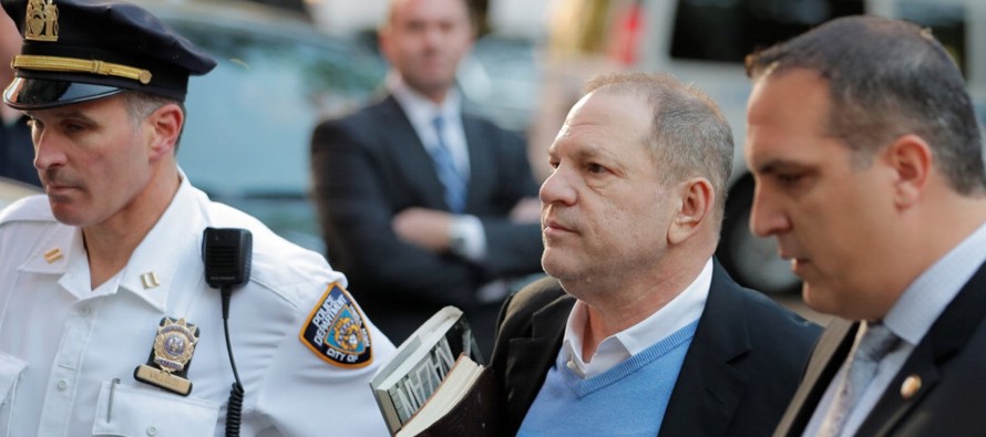 Weinstein se entregó hoy en una comisaría de Nueva York para quedar detenido y...