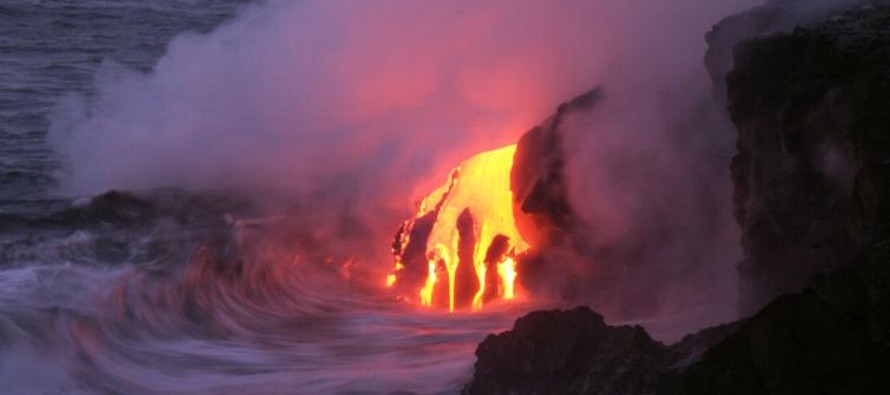 Las fuentes de lava fluyeron lentamente durante un tramo casi continuo de 3,2 kilómetros (2...