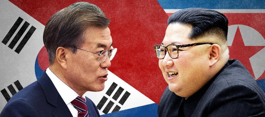 El presidente de Corea del Sur, Moon Jae-in, y el líder norteño, Kim Jong-un, se...