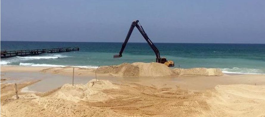Israel inició hoy los trabajos de construcción de una barrera submarina en la...