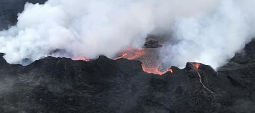 Las explosiones en la cima del volcán Kilauea y las fuentes de lava en las fisuras...