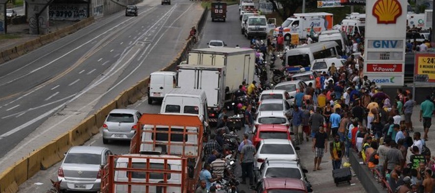 Cientos de barricadas de camioneros bloquearon las carreteras a lo largo del país como parte...