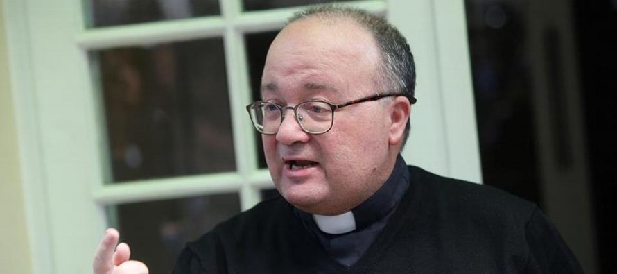 Todos los obispos chilenos presentaron su renuncia al papa por los casos de abusos sexuales,...