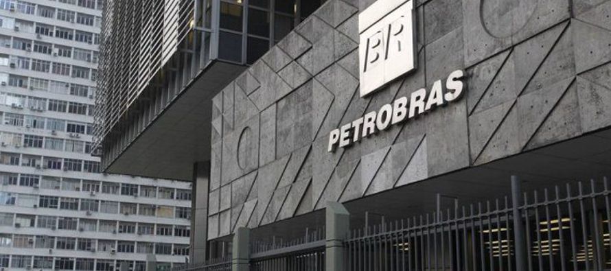  El gigante Petrobras, la mayor empresa de Brasil, se encuentra en el centro de una encrucijada...