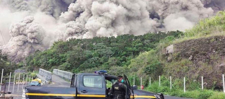 En total, la potente explosión del volcán, que se produjo a las 16.00 horas (00.00...