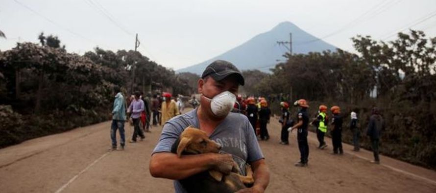 Las autoridades de Guatemala elevaron hoy a 33 los muertos por la fuerte erupción del...