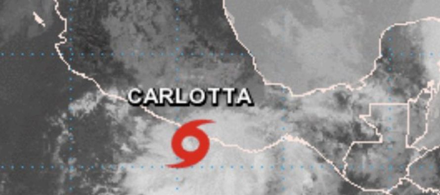 "El centro de la tormenta tropical Carlotta continúa muy próximo a las costas de...