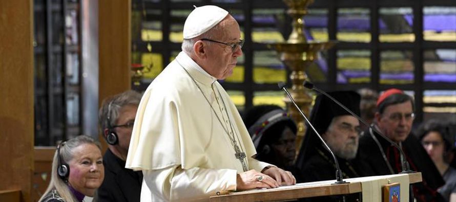 El papa Francisco instó hoy a los cristianos a no mostrarse indiferentes ante todos aquellos...