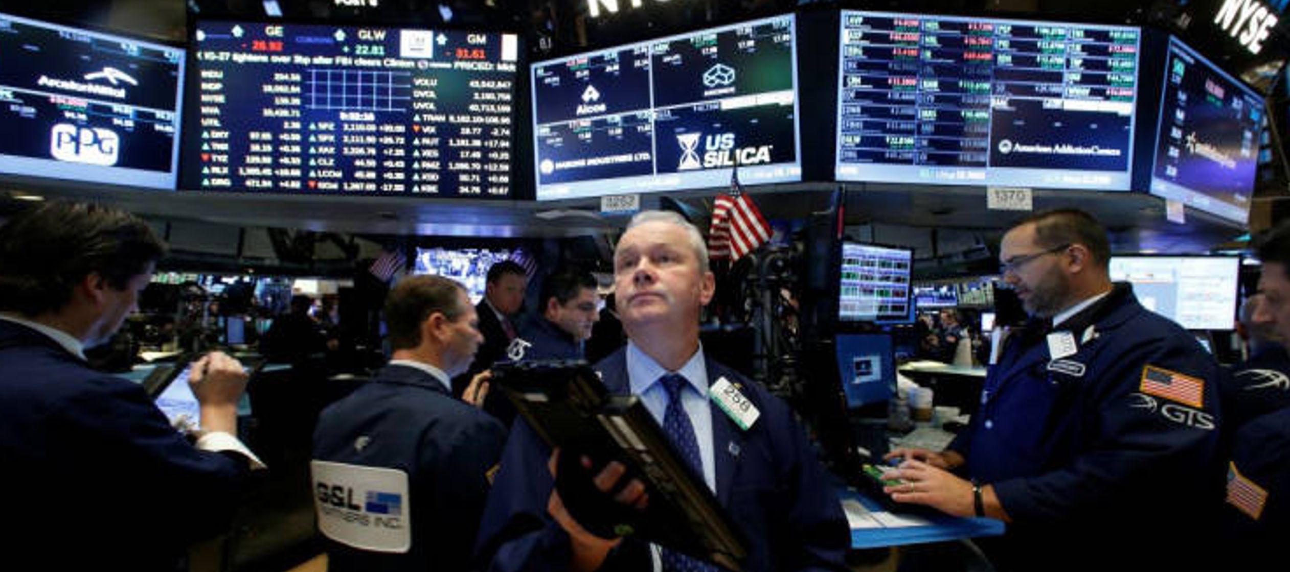 Al cierre de las operaciones, el Dow Jones perdió 196,10 puntos, hasta 24.461,70 enteros,...