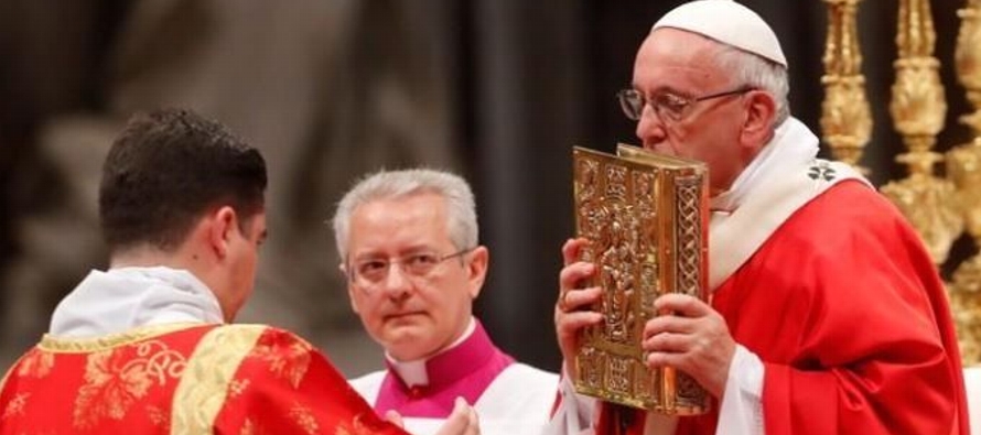 En una ceremonia en la basílica del San Pedro en el Vaticano, Francisco celebró el...