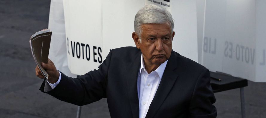  El izquierdista Andrés Manuel López Obrador del Movimiento Regeneración...