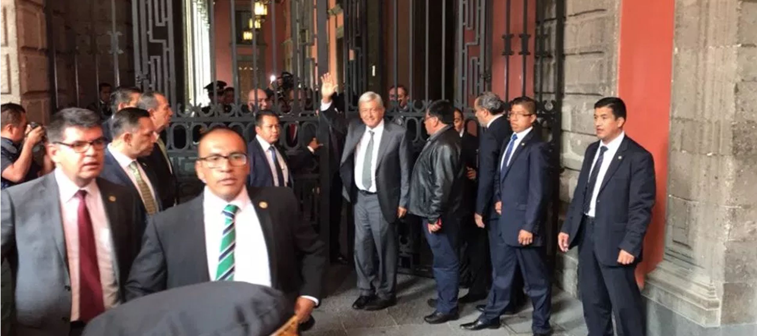 Tras reunirse durante más de una hora con Peña Nieto en el Palacio Nacional,...