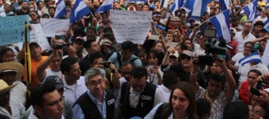 Ante una multitud de simpatizantes admiradores y de empleados estatales, Ortega apeló a la...