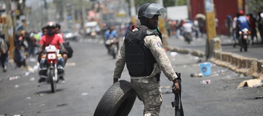 Este domingo grupos de jóvenes han vuelto a cortar las calles de Puerto Príncipe y se...
