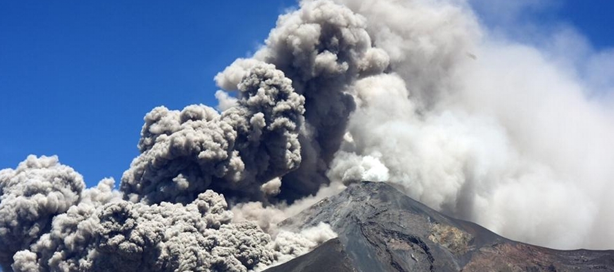 "El Volcán de Fuego, luego de varios días sin actividad explosiva, esta tarde ha...