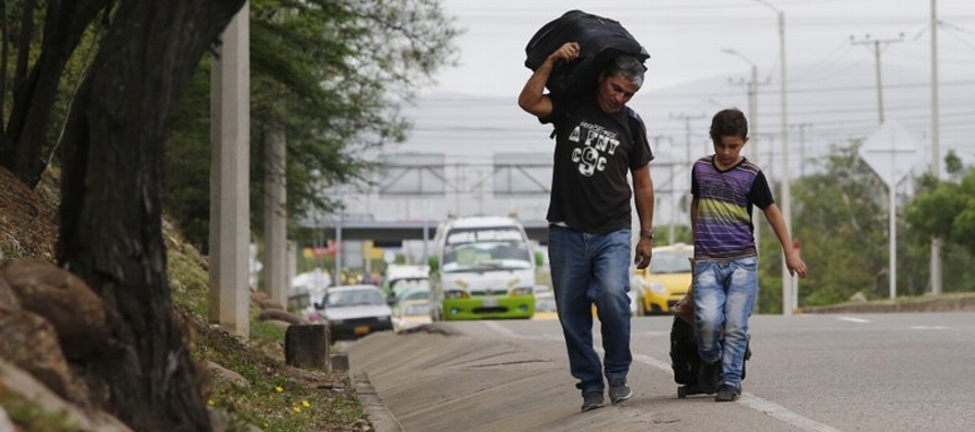A medida que cada vez más venezolanos huyen del desplome económico de su país...