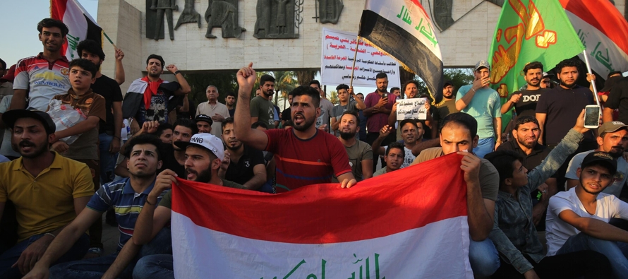 Decenas de simpatizantes del Partido Comunista se concentraron y ondearon la bandera iraquí...